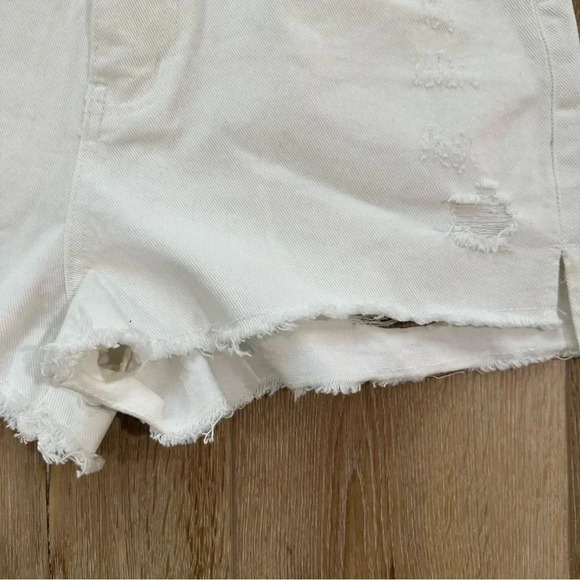 Honey Punch Women's Distressed Frayed Hem White Jean Shorts Size L NWT - Picture 4 of 10